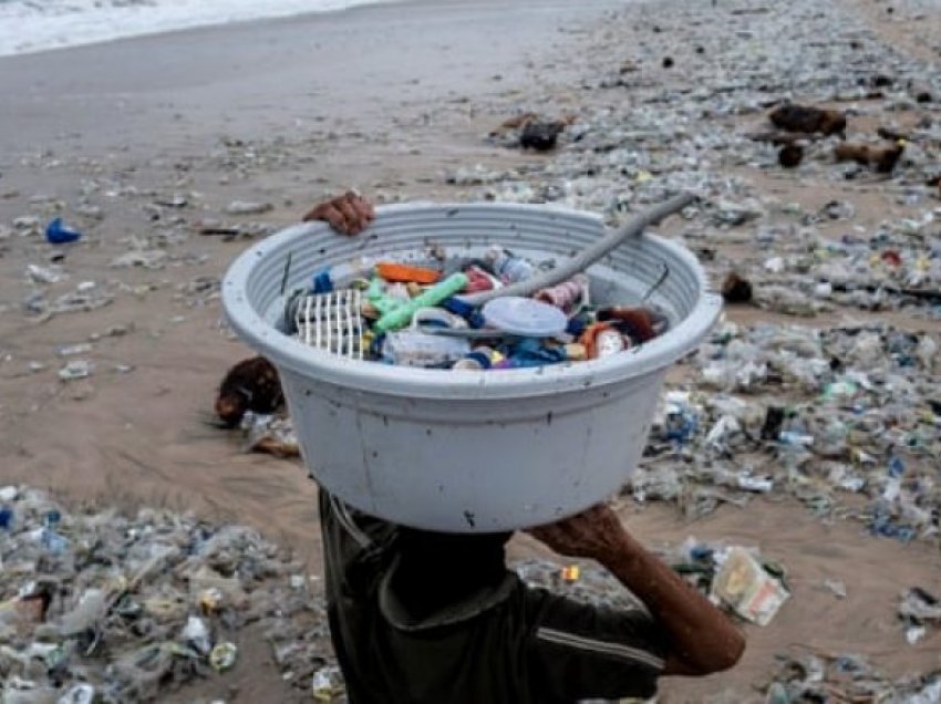 Njëzet firma prodhojnë 55% të mbetjeve plastike në botë, zbulon një raport
