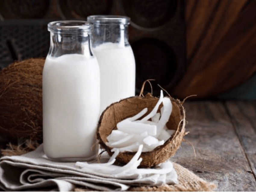Tri arsye për të përdorur qumështin e kokosit në rutinën tuaj të bukurisë
