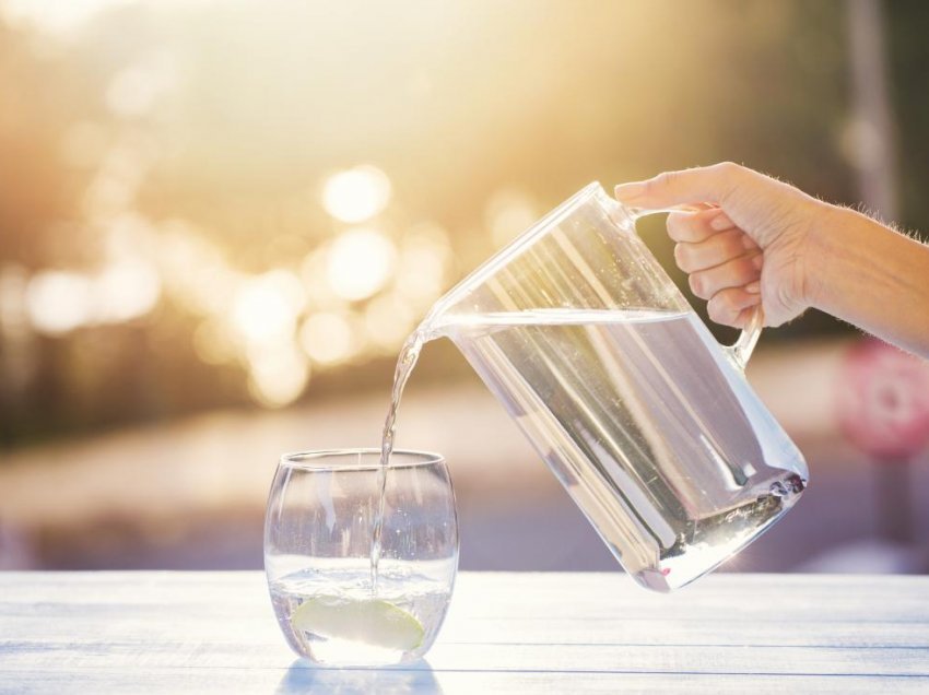 5 përfitimet që sjell pirja e ujit në mëngjes 