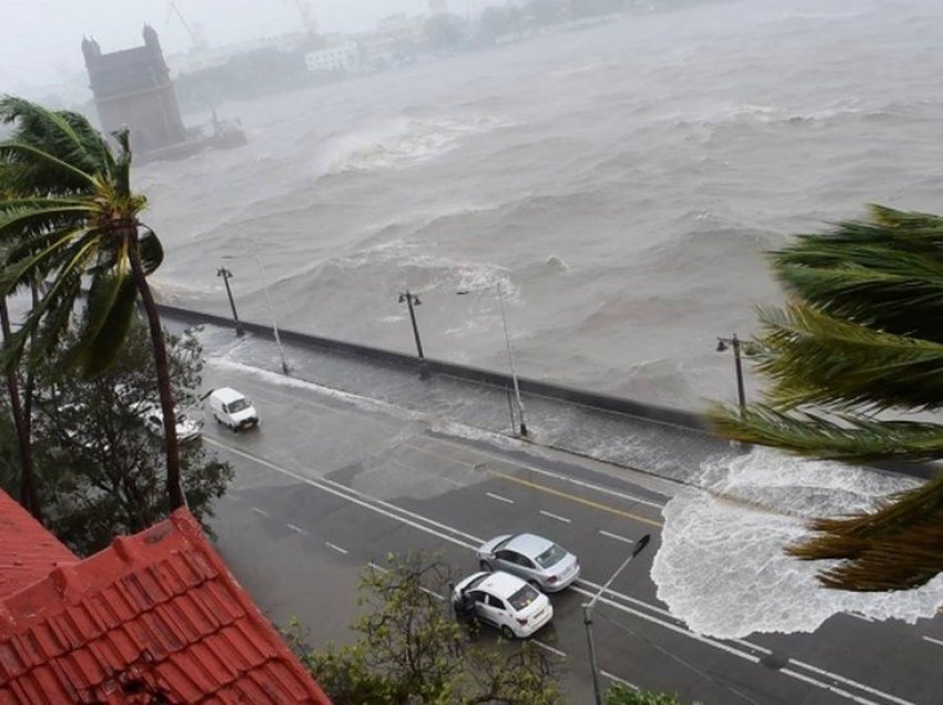 Erërat me shpejtësi deri në 160km/h, cikloni Tauktae godet Indinë, 12 të vdekur
