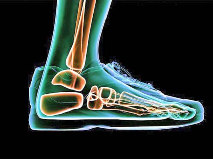 Ndërlidhja e këpucëve me reumatizmin – Pse duhet të keni kujdes me veshmbathjet tuaja