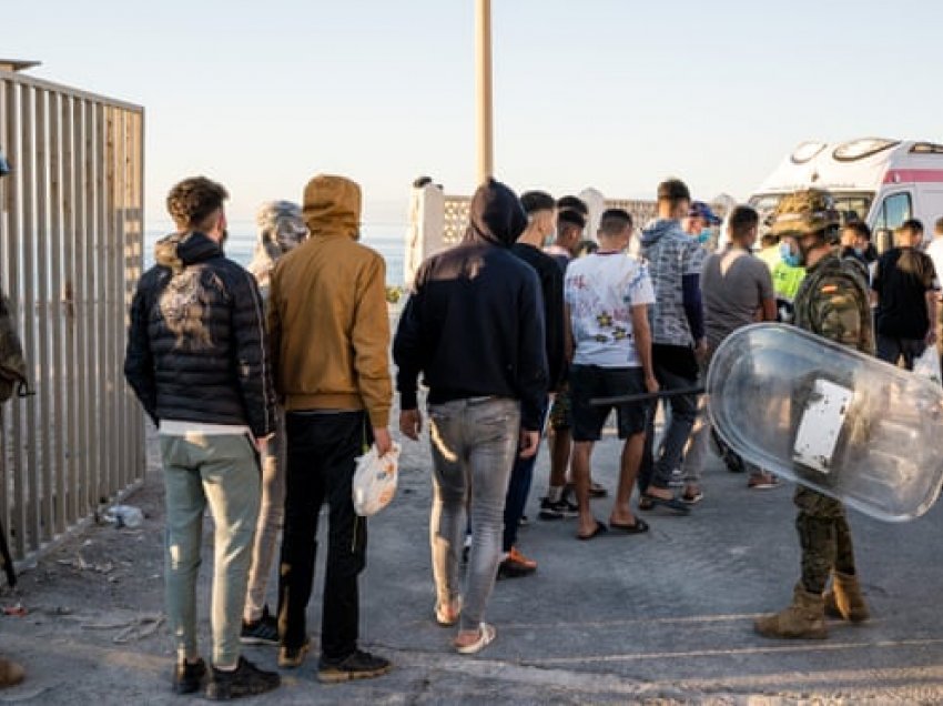 Spanja akuzohet për dëbime të migrantëve derisa mijëra u kthyen në Marok
