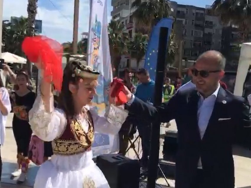 “E kam kap ritmin”/ Soreca ia merr valles me të rinjtë në Durrës: Ndihem si në shtëpi