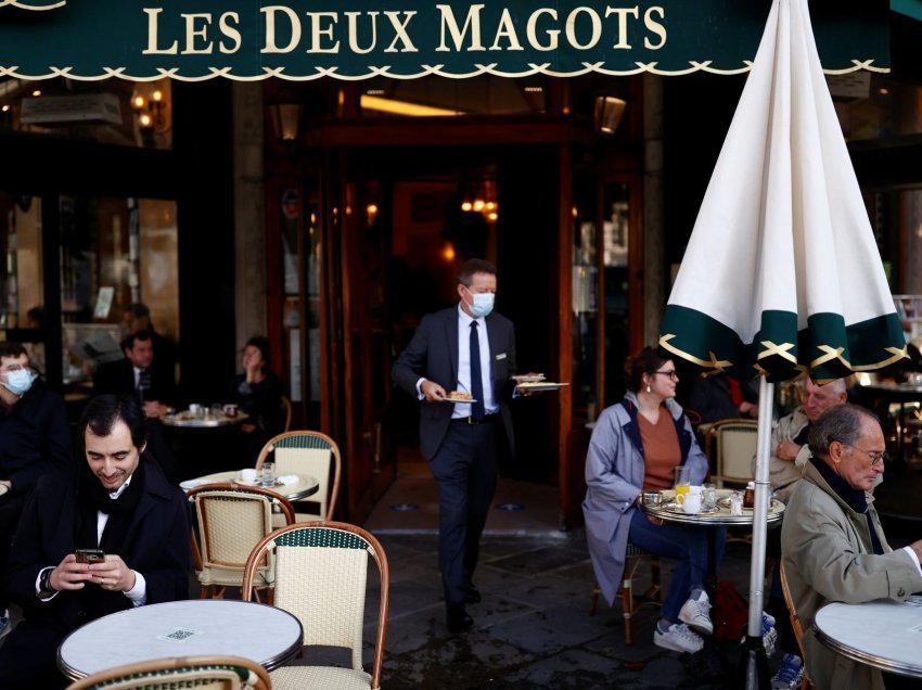 Parisienët ia mësyjnë kafeneve pas rihapjes 
