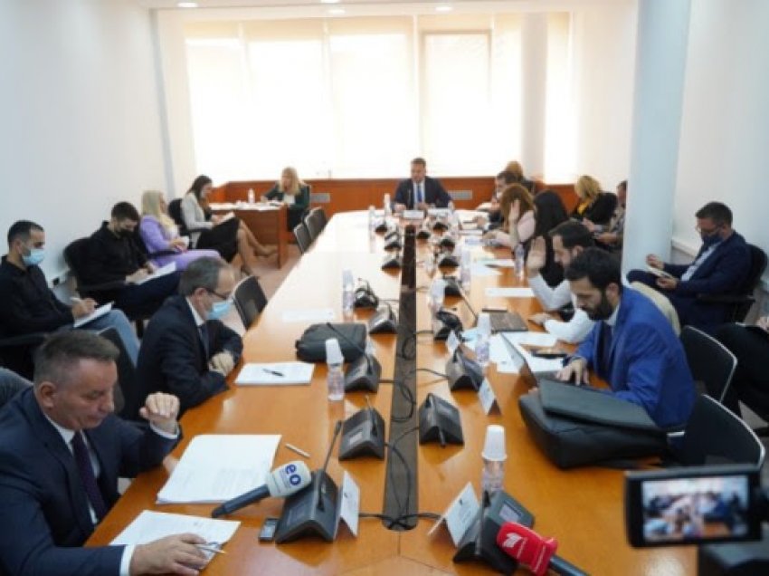​Komisioni për Buxhet kërkon sqarime për tejkalim e buxhetit për staf shtesë nga KPMShCK