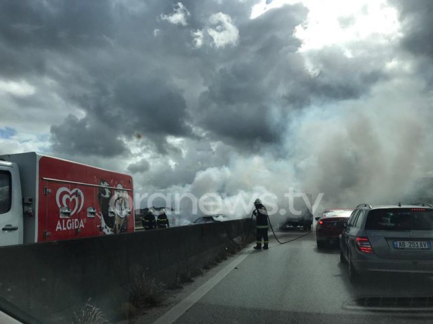 Aksident në autostradën Tiranë-Durrës, makina shpërthen në flakë
