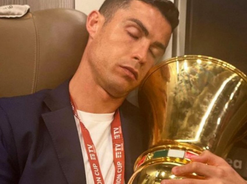 Ronaldon e zë gjumi me Kupën e Italisë në krahë