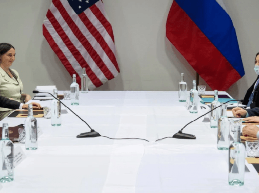 Blinken - Lavrov theksojnë dialogun në takimin e tyre të parë