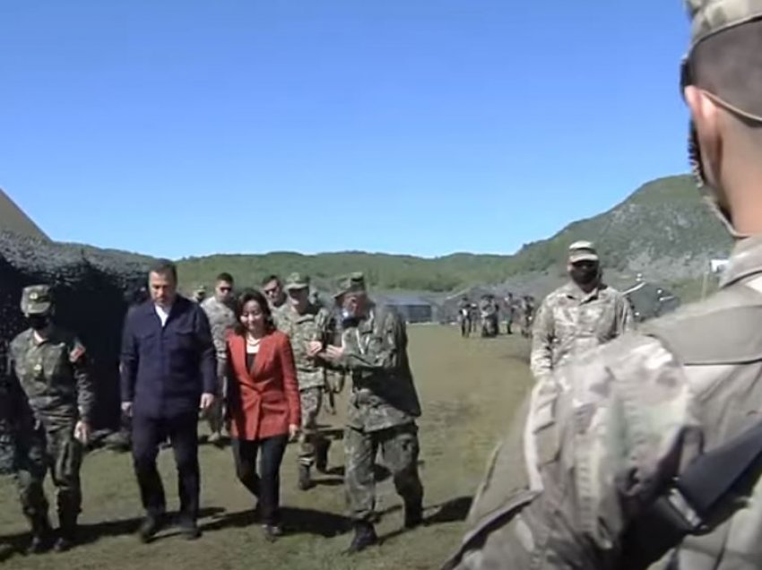 Qitje me mortaja e snajper, Ministri i Mbrojtjes dhe ambasadorja Kim ndjekin stërvitjen e trupave amerikane dhe shqiptare në Bizë