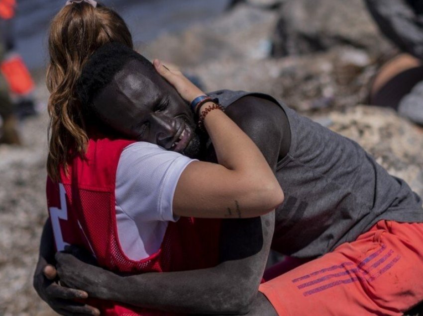 “Gracias Luna”, që i tregove botës si duket njerëzimi! – Vulnetarja spanjolle që përqafoi migrantin senegalez