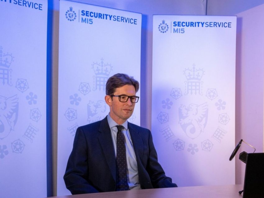Shefi i inteligjencës britanike paralajmëron për rreziqet e ekstremizmit online