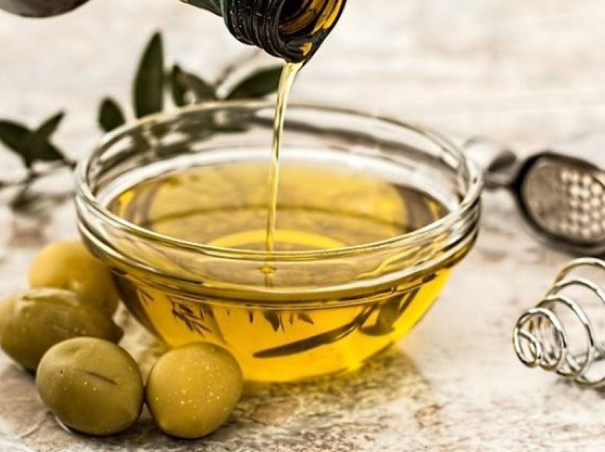 Shtatë arsye pse është mirë të pini vaj ulliri në një stomak bosh
