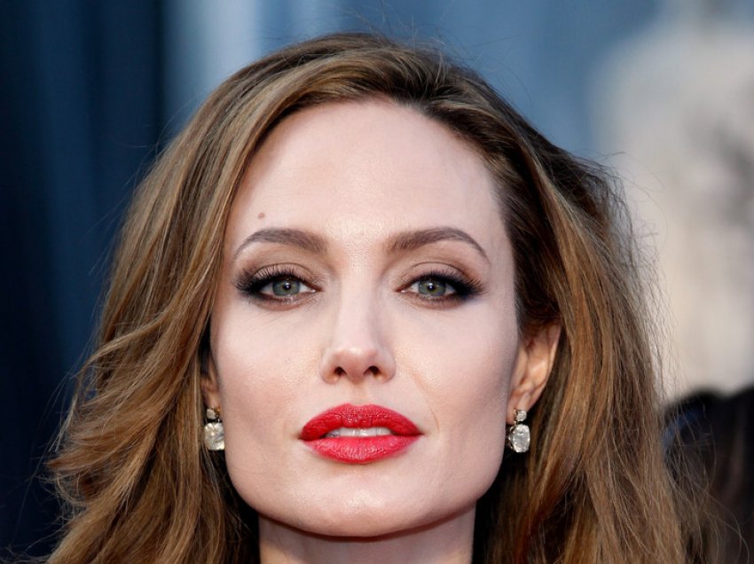 Angelina Jolie pozon me bletë për të rritur ndërgjegjësimin në Ditën Botërore të Bletës