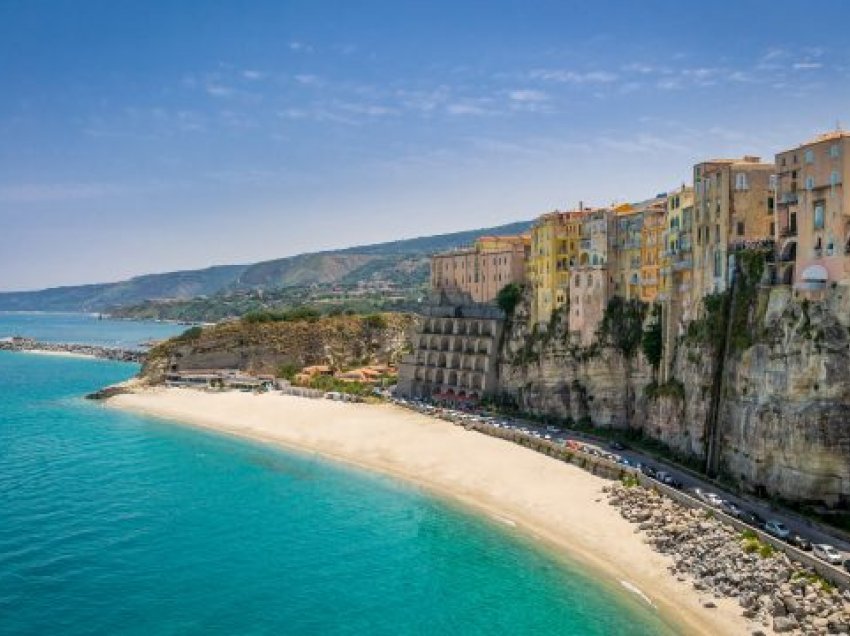Mbushen plazhet në Itali, qytetarët ndihen më të lirë pas lehtësimit të masave