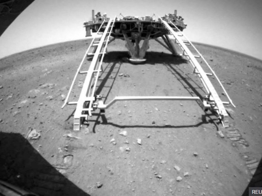 Roveri kinez del nga kapsula e tij në Mars, shfaqen pamje të planetit