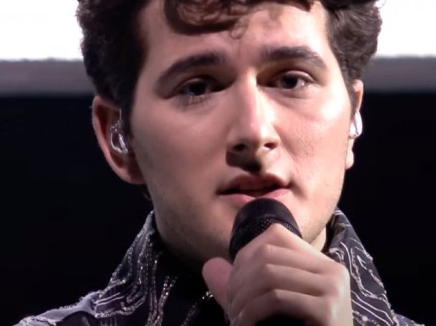 Shqiptari i Zvicrës mahnit me vokalin, dhuron performancë të mrekullueshme në finalen e Eurovisionit