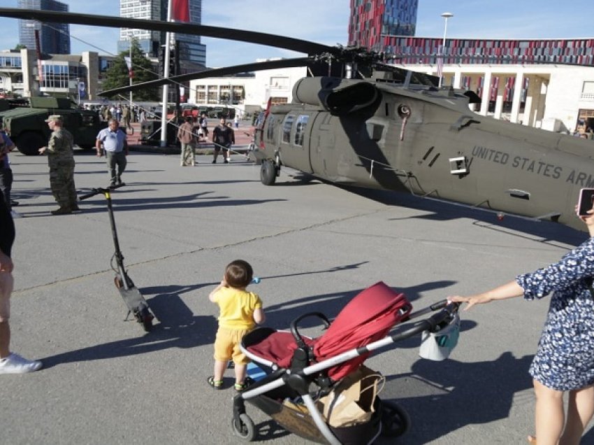 “Defender Europe 21” në Tiranë/ Qytetarët vizitojnë mjetet e takohen me ushtarakët në sheshin “Nënë Tereza”