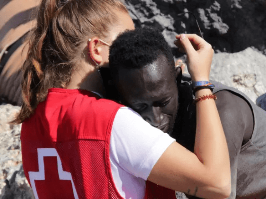 Aktivistja spanjolle e ndihmës abuzohet ‘online’ për përqafimin me emigrantin senegalez 