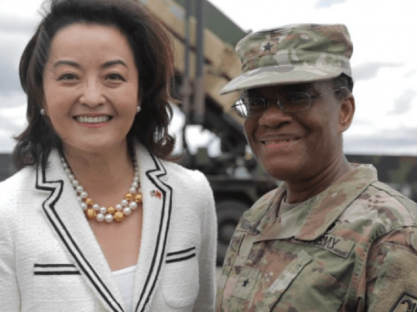 Yuri Kim pozon me gjeneralen: Gruaja e parë në Ushtrinë Amerikane që mban postin e saj