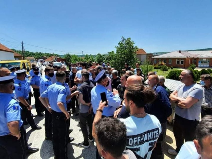 “Kjo është e padrejtë”, policët hedhin gaz lotsjellës ndaj fëmijëve në Kamenicë
