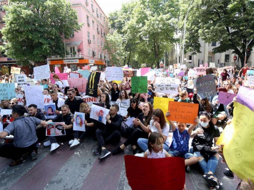 Përdhunimi i 15-vjeçares nxiti marshimin, çfarë nuk u pa nga protesta në Tiranë