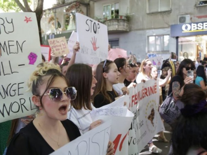 Tiranë, qytetarja proteston nudo kundër abuzimeve seksuale