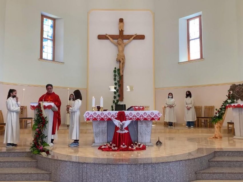 Sot, Kisha Katolike “Zoja e Këshillit të Mirë” në Klinë, po e kremton ditën e Rrëshajve