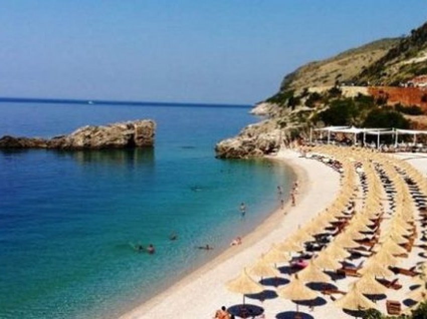 Shqetësohen banorët në Vlorë, burrë e grua dalin nudo në breg të detit në zonën e frekuentuar nga familjarët - pamjet