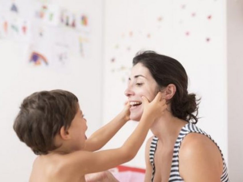 Nëntë gjërat që duhet të dinë nënat që kanë migrenë