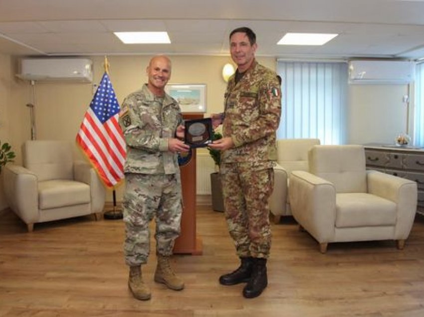 Gjenerali amerikan i jep mbështetje të fuqishme komandantit të KFOR-it