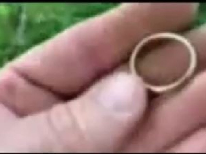 Gjendet pas 55 vjetësh unaza e martesës, e humbur në oborrin e prindërve