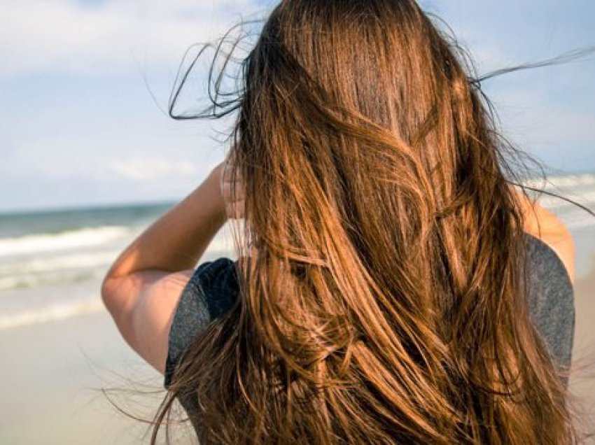 3 llojet e vajrave që duhet të përdorni për flokët para se të shkoni në plazh