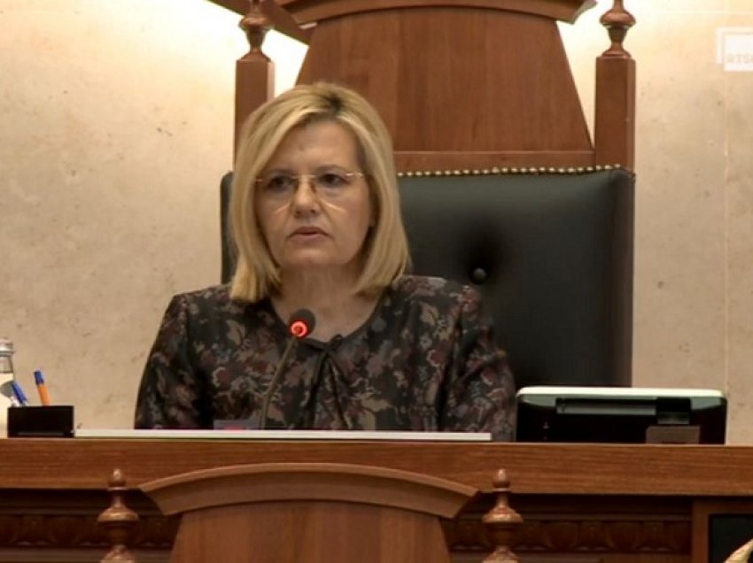 Pa maska mbrojtëse në Kuvend, Vasilika Hysi i tërheq vëmendje: Komiteti nuk ka thënë që hiqen në ambiente të mbyllura!