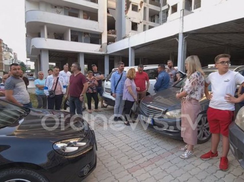 Firma u tërhoq nga gara, banorët e kompleksit me 300 familje në Durrës kërkojnë rindërtimin e banesave