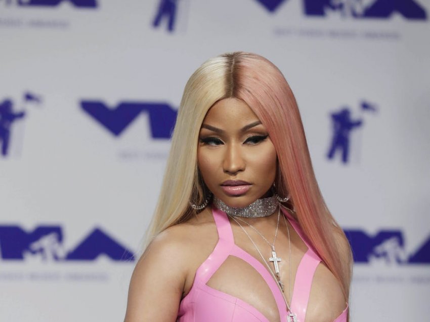 Nicki Minaj thekson të pasmet me veshjen e ngjitur pas trupit