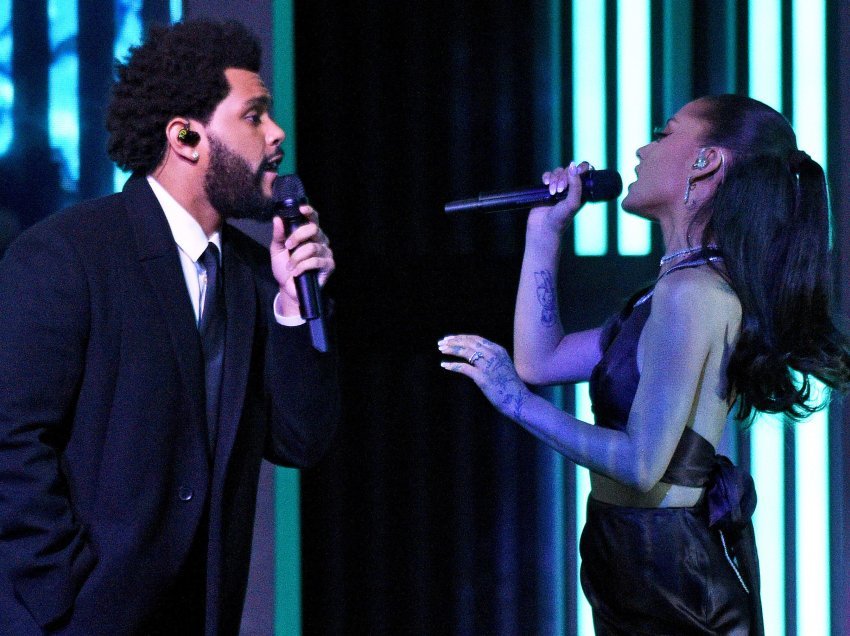 The Weeknd dhe Ariana Grande ngritin publikun në këmbë me performancën në “iHearRadio Music Awards”