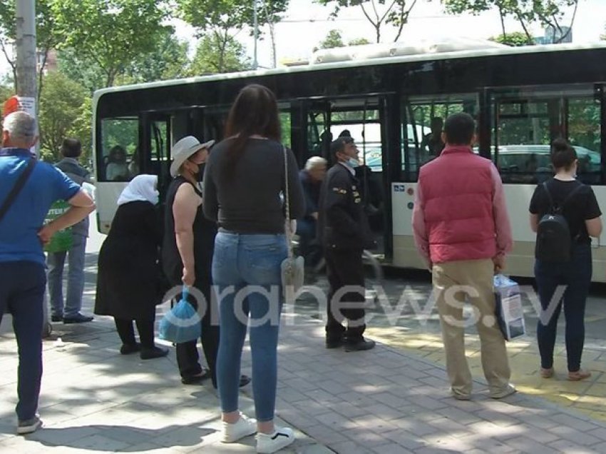 Bashkia pezullon 3 muaj abonetë, udhëtarët do paguajnë cash për të lëvizur në Tiranë, Veliaj kërkon studim
