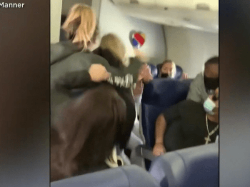 Pasagjerja në SHBA përfshihet në një grindje me stjuardesën, e grushton dhe ia thyen dhëmbët – gjithçka ndodhi për shkak rregullit të maskës