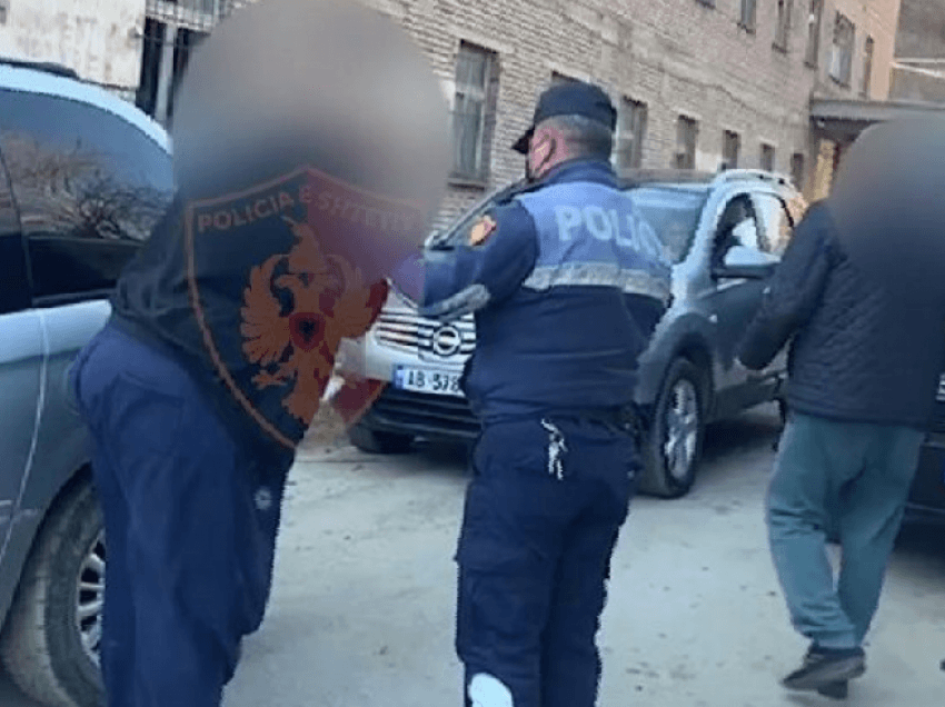 Transportonin 22 emigrantë të paligjshëm, 3 të arrestuar e një kërkim në Korçë
