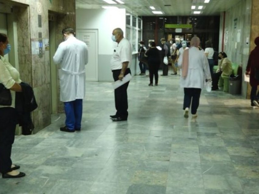Pacientët vërshojnë klinikat pas rikthimit të sistemit në normalitet
