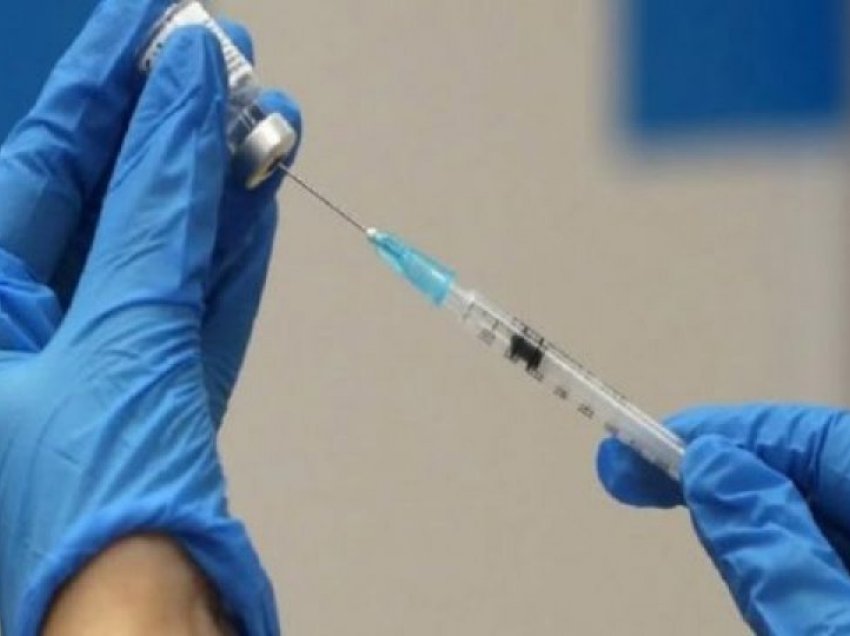 Austri, mjeku vaksinon 59 persona ndaj COVID-19 me të njëjtën shiringë