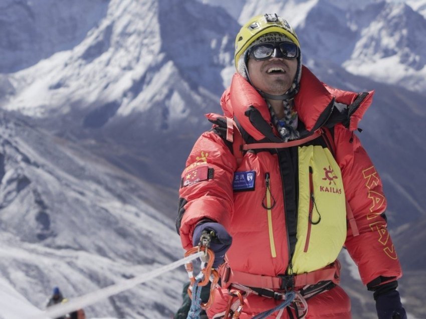 46 vjeçari i verbër, alpinisti i parë nga Kina që ngjitet në malin Everest
