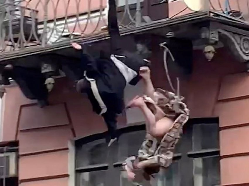 Çifti bie nga ballkoni i katit të dytë ndërsa po ziheshin