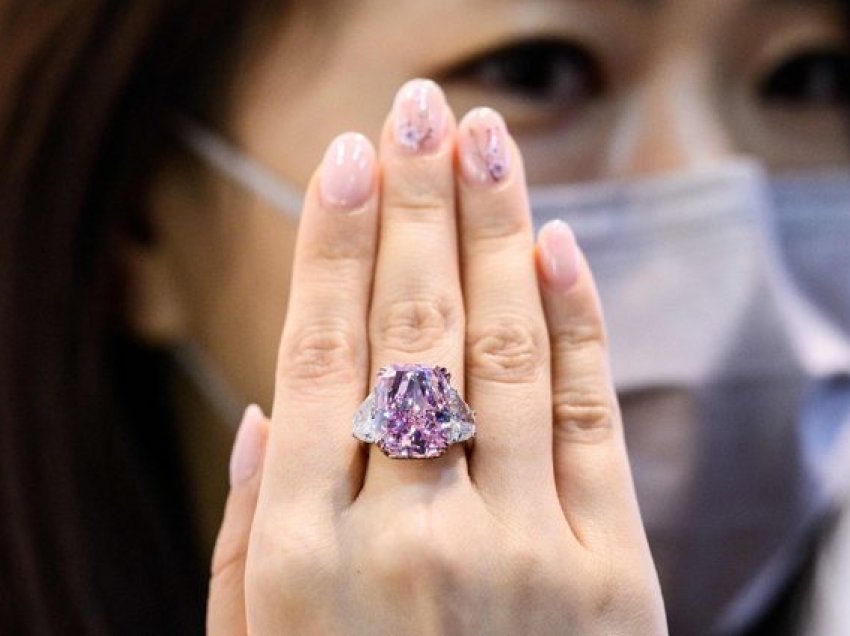 Ky diamant rozë u shit në ankand për shumën marramendëse