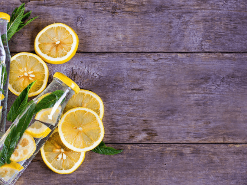Uji me limon: Mite dhe të vërteta në lidhje me përfitimet e tij shëndetësore