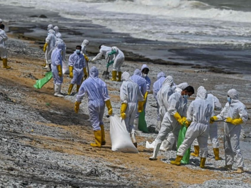 Sri Lanka përballet me një katastrofë ndërsa anija që digjet derdh kimikate në plazhe