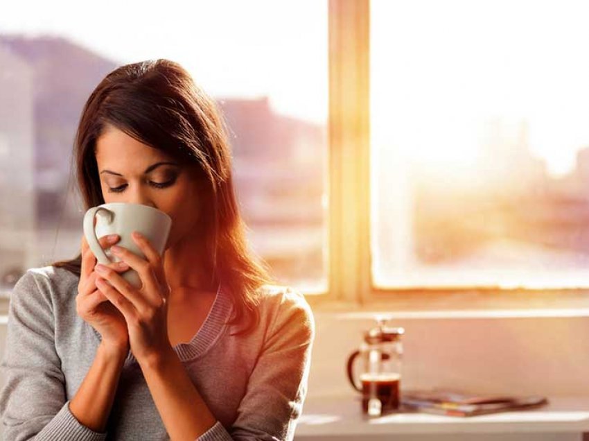 Arsyet pse konsumimi i kafesë mund t’ju bëjë të ndiheni të përgjumur