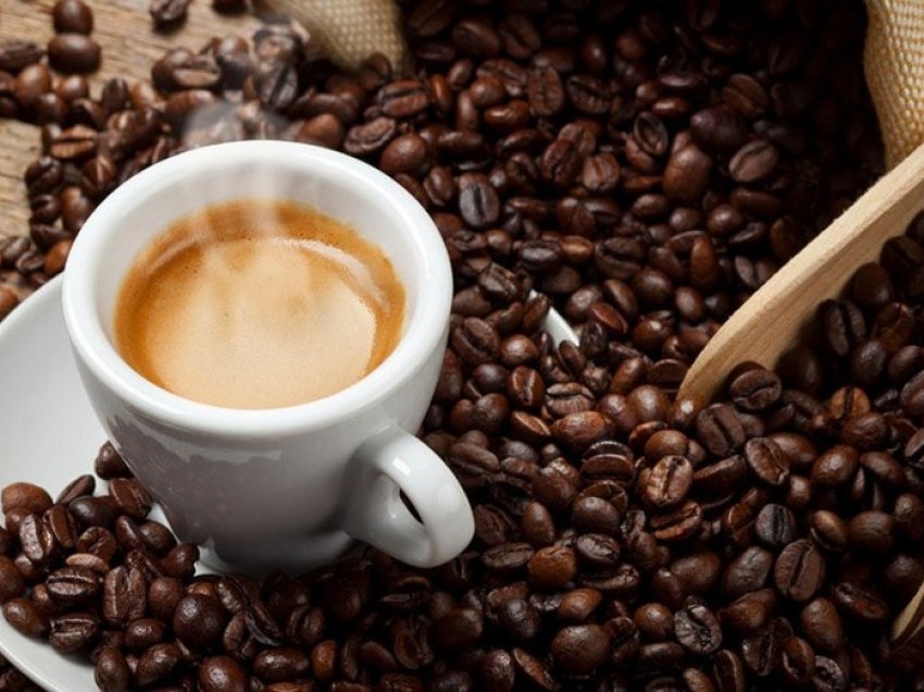 Si të kuptoni se po e teproni me pirjen e kafesë, çfarë duhet të konsumoni për t’a zëvendësuar