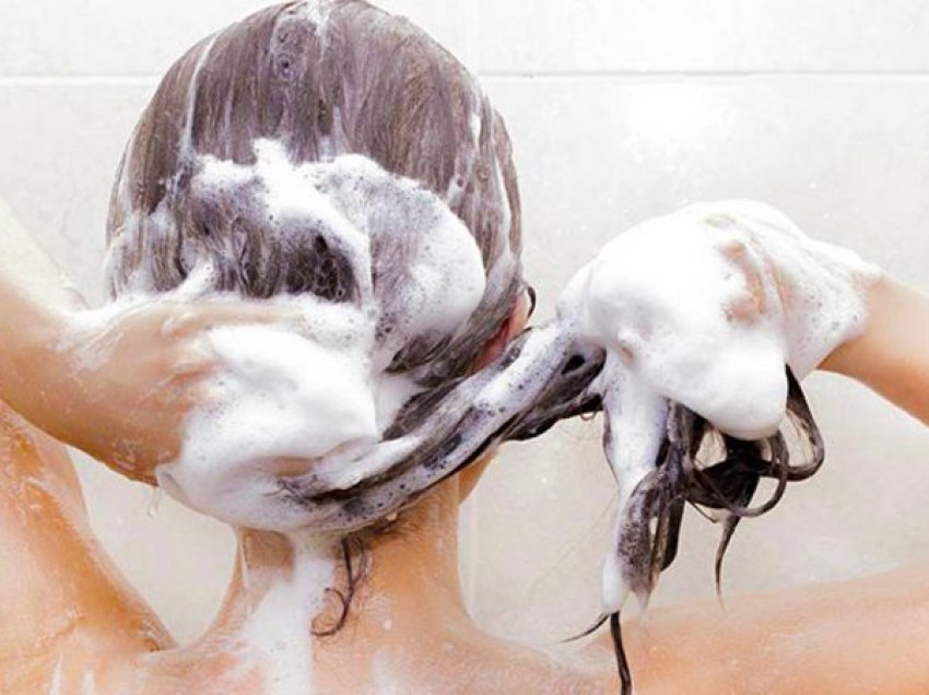 4 arsye pse duhet të përdorni shampo të thatë për flokët tuaj