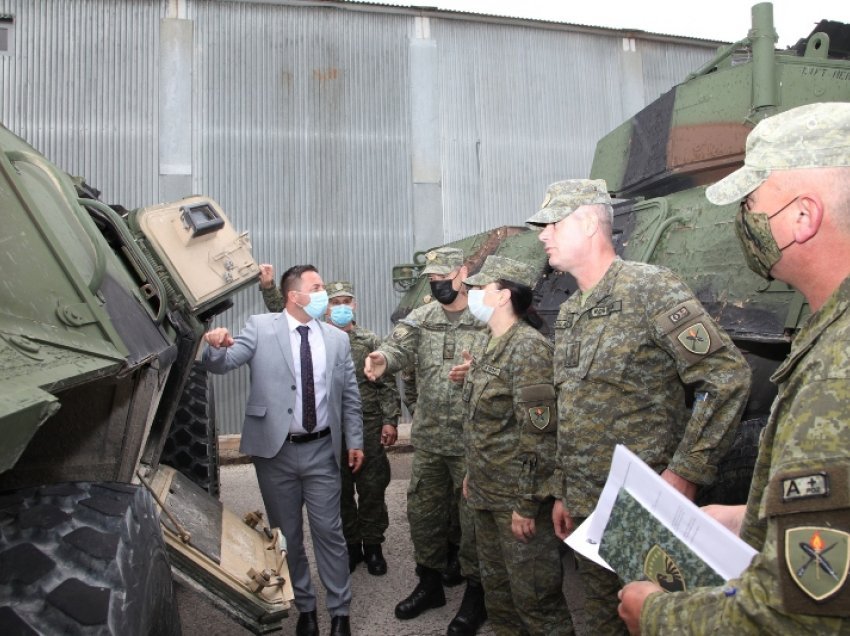 Ministri Mehaj inspekton donacionin e ri amerikan të automjeteve të blinduara ushtarake